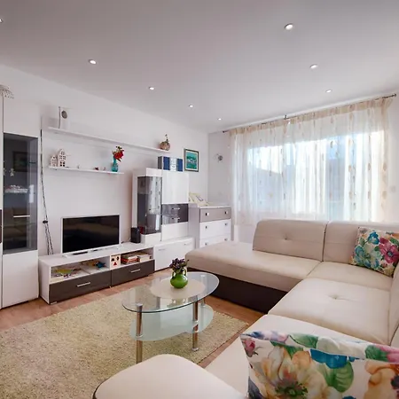 Hana Apartment Split